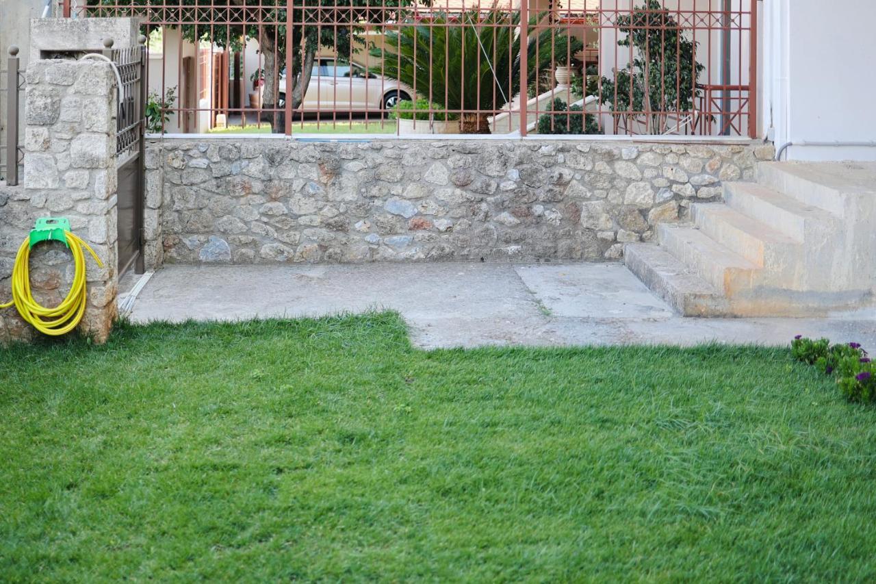 Μικρό Διαμέρισμα Της Αγγελικής Με Αυλή Και Parking Kalamata Exteriör bild